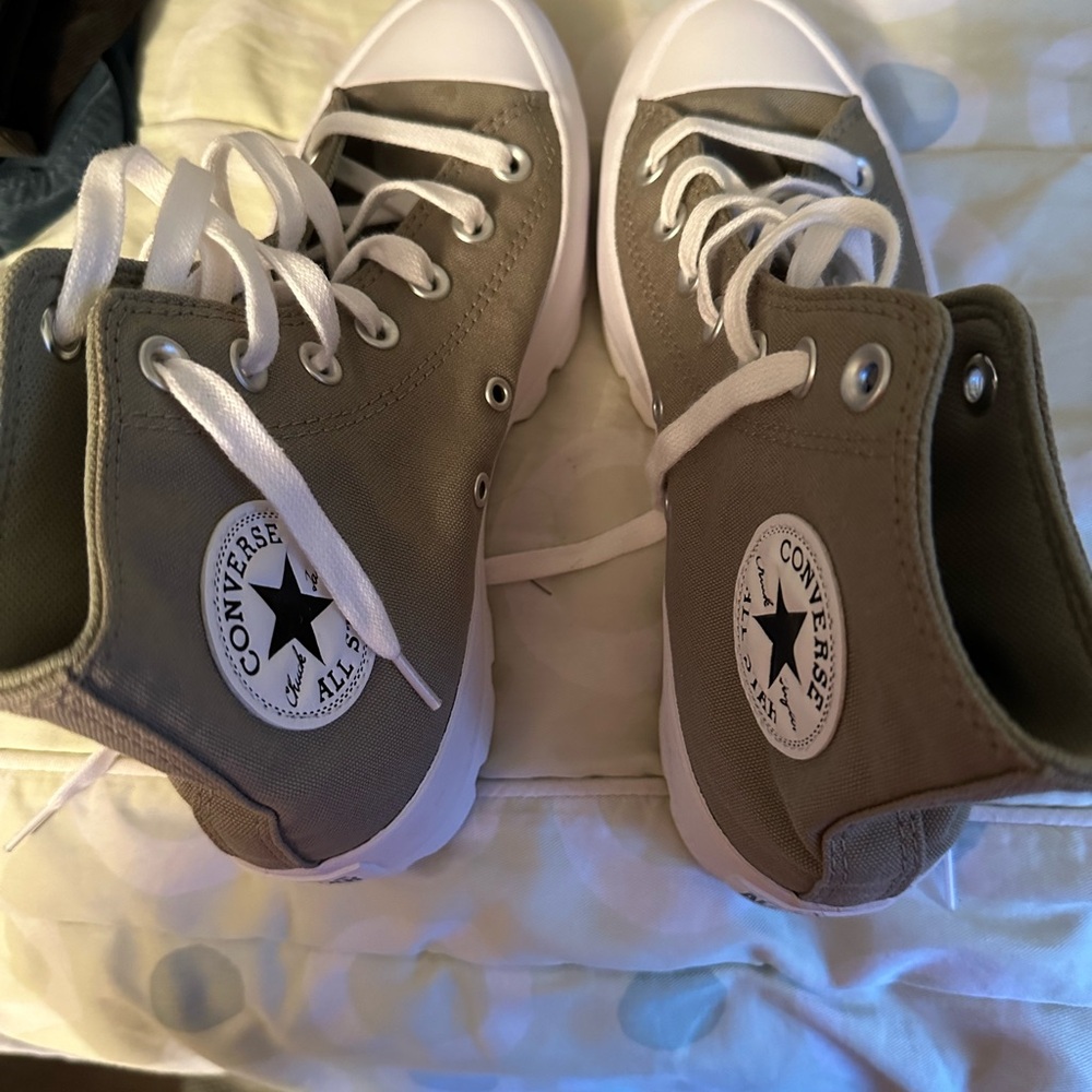 Converse hightop sage volor size 7 never worn very cute